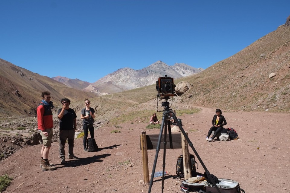 Argentinien - Las Heras - An einer Hängebrücke trafen wir auf einen Bergführer und einen französischen Fotografen, der mit einer alten Kamera Fotos der Landschaft machte. Er folgte dabei einer Route, die ein deutscher Maler vor über 100 Jahren schon gemacht und die Landschaft auf Gemälden festgehalten hatte. Die Fotos werden in der Zeitschrift von Air France erscheinen. 
