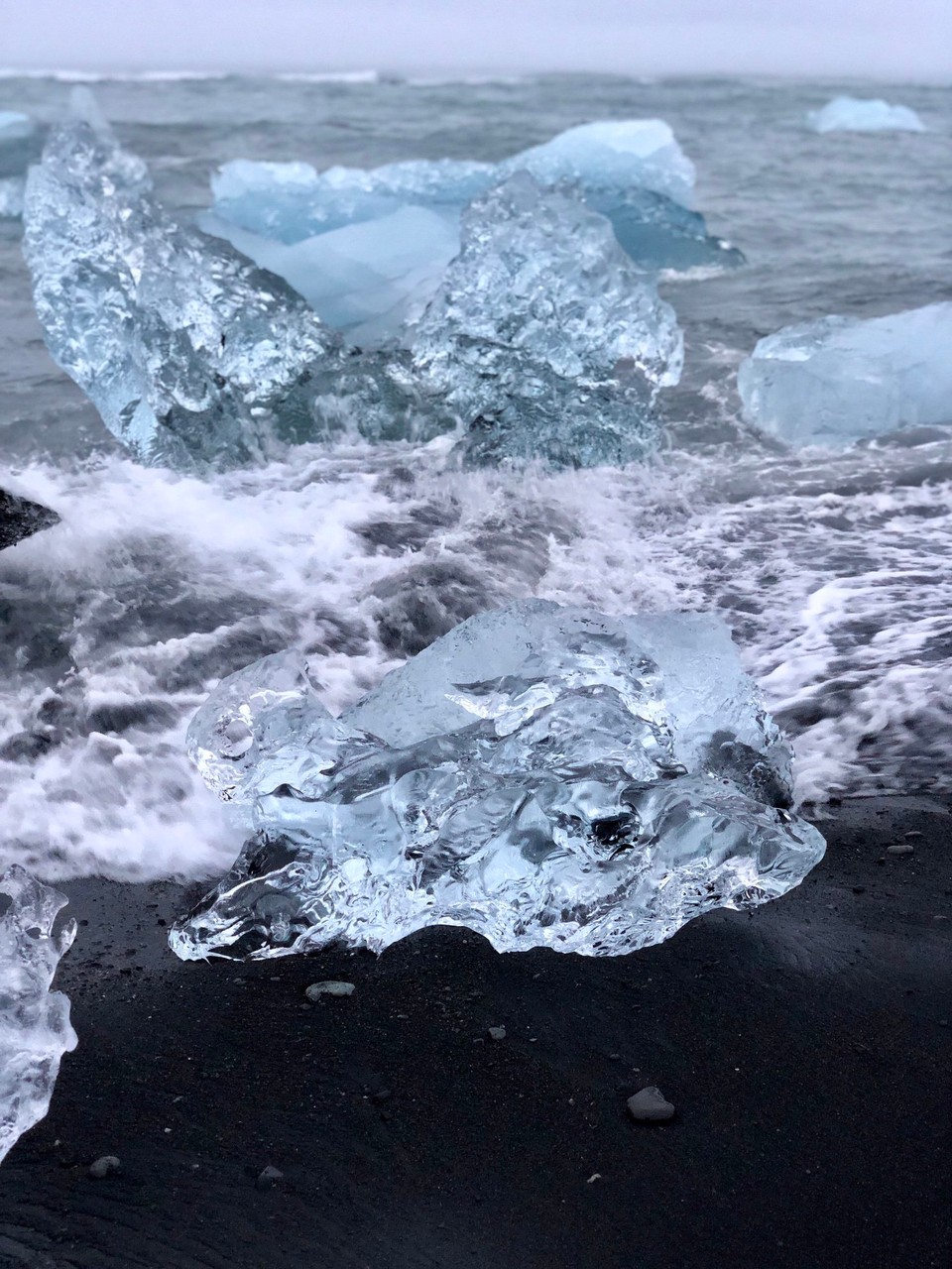 Island - Sveitarfélagið Hornafjörður - Wie im Glasgarten...

Wie aus Wasser geformt - erstarrt.
Gesprungenes Lachen.

Im Glasgarten verirrt sich die Zeit
Und bleibt als Moment erhalten.

❤️