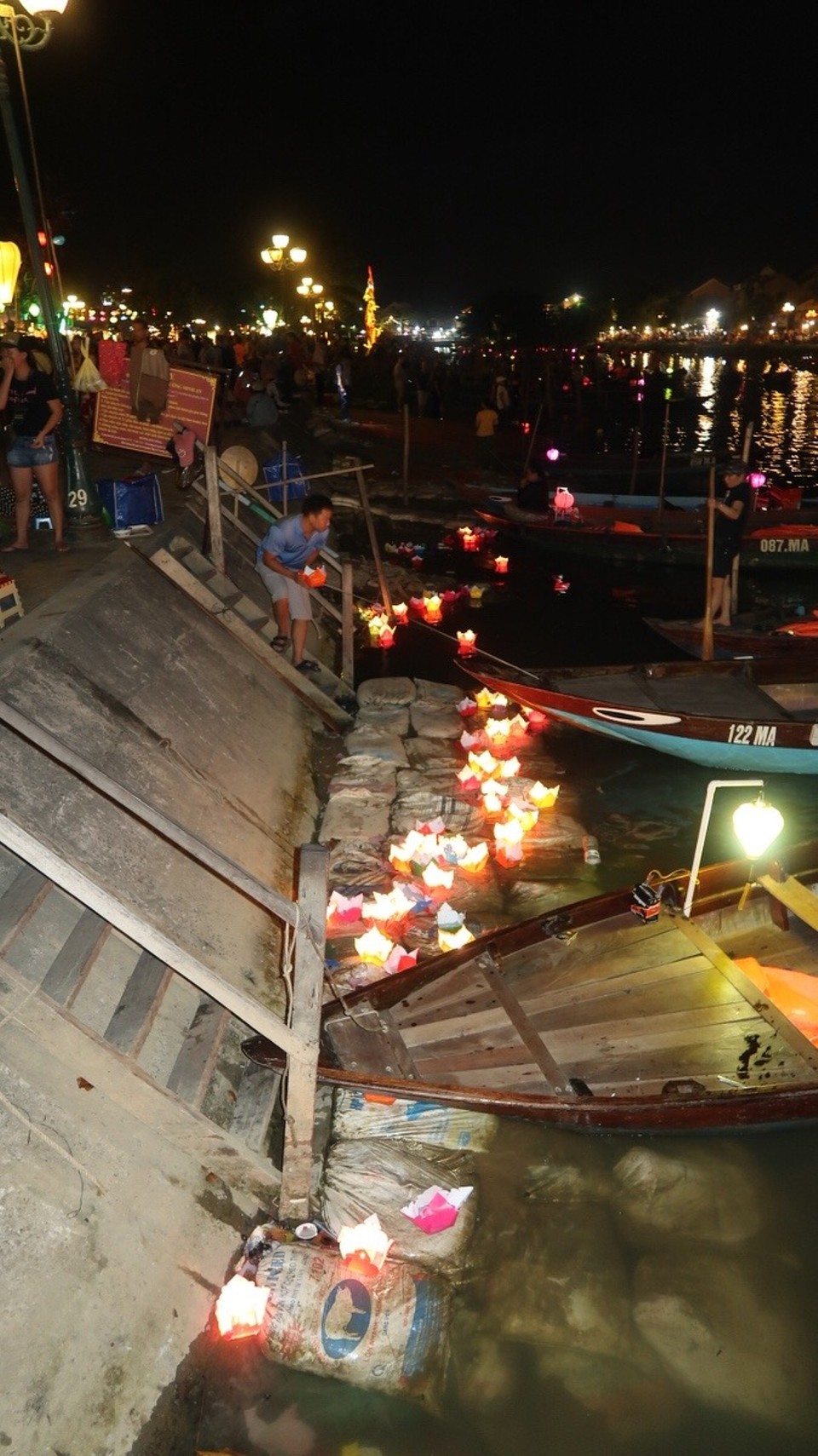 Vietnam - Hội An - Selbst Abends werden Bootstouren angeboten.