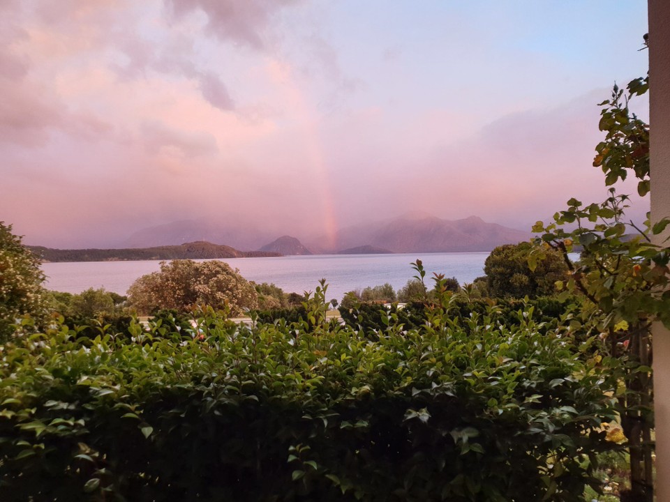 Neuseeland - Manapouri - Regenbogen über den See Manapouri 