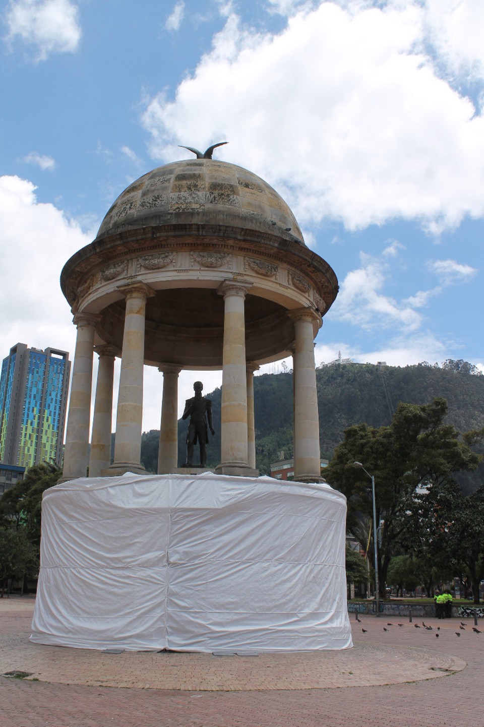 Colombia - Bogotá - Denkmal von Simon Bolívar und Kondor oben drauf. Rechts sieht man noch den Monserrate.