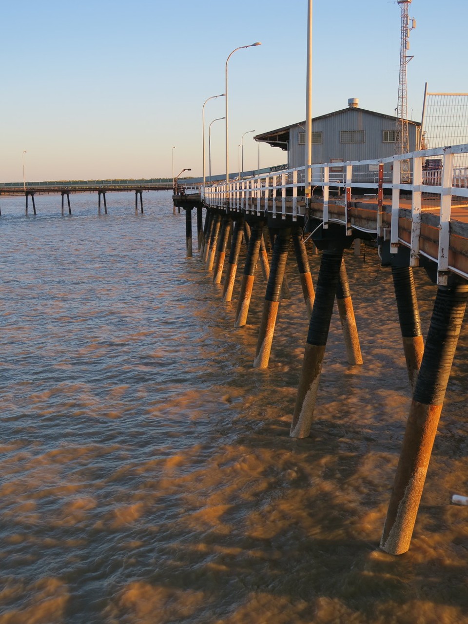 Australia - Derby - Derby Jetty...la couleur de la mer n'incite pas a la baignade et c'est tant mieux, bienvenue au pays des crocodiles