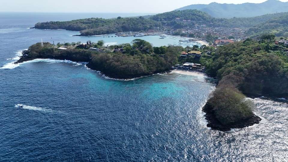 Indonesien - Karangasem - Im Vordergrund blue lagoon, eina vu üsna Tauchspots und im Hintergrund üsa Usgangspunkt Padang Bai.