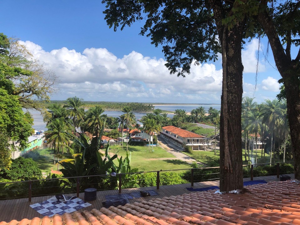Brasilien - Cairu - Ausblick vom Kirchplatz auf Meer und unser Hotel