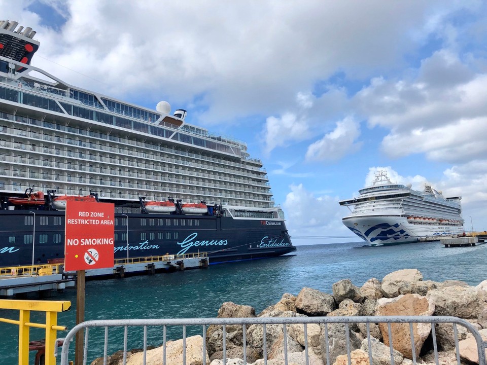 Curaçao - Willemstad - MeinSchiff2 am Anleger Curacao 