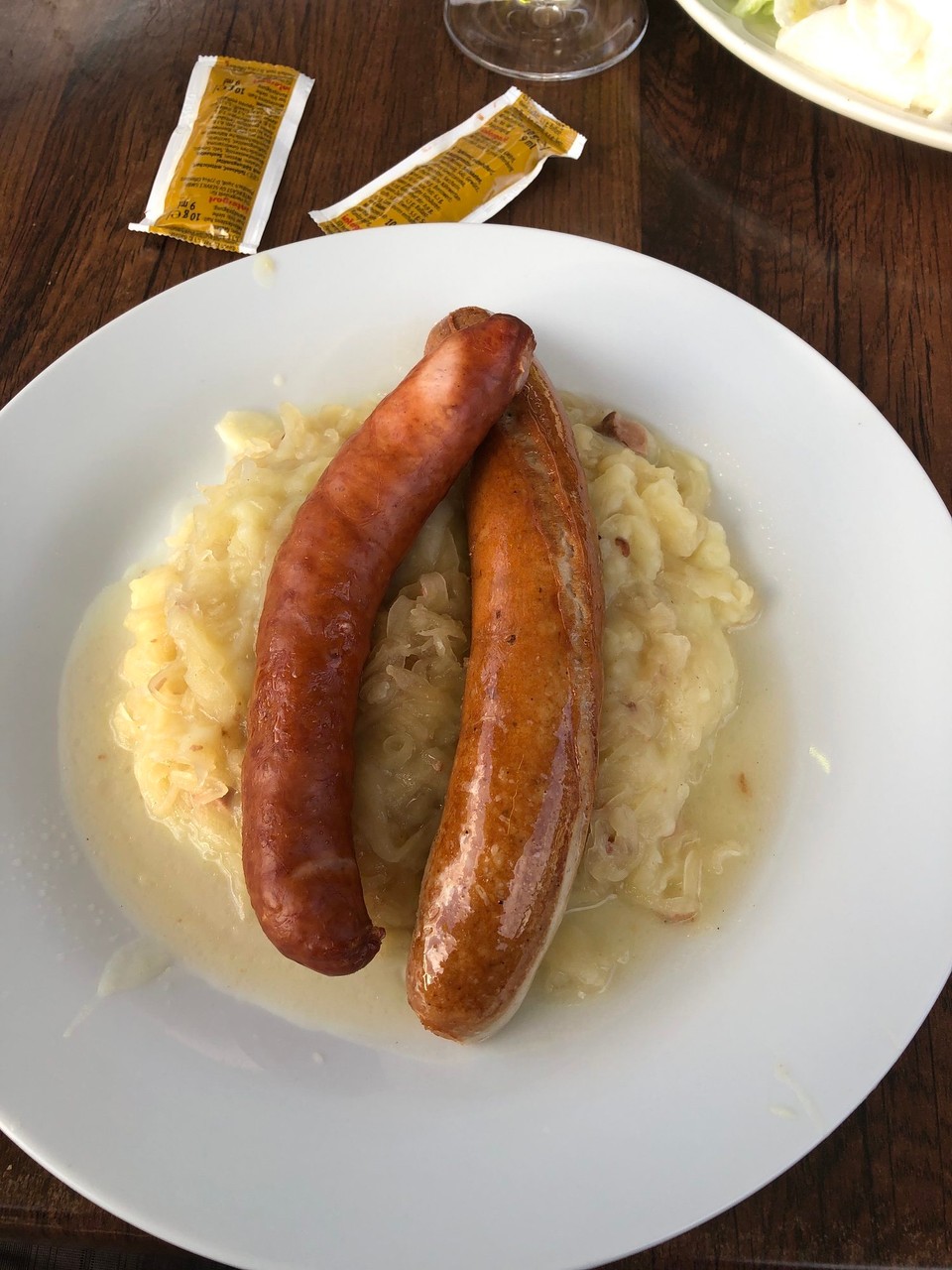 Deutschland - Trier - Lecker Stampfkartoffeln mit Sauerkraut - Teerdisch