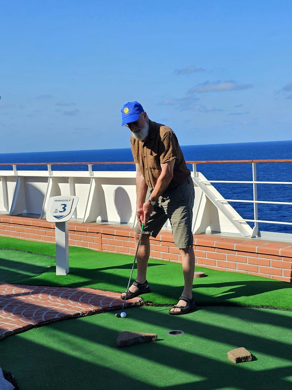 Namibia - Walfischbucht - Mini-Golf um Scheff em 14. Stak; et huet gewackelt an et war Loft