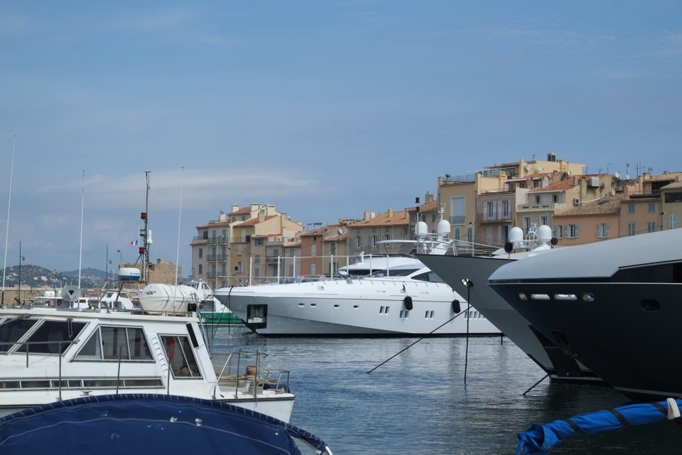 Frankreich - Saint-Tropez - Altes kleines Fischerdorf und überdimensionale Schiffe im Hafen sind in St. Tropez kein Widerspruch.