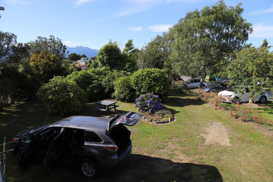 Neuseeland - Manapouri - ...mit wunderschönem  Garten!