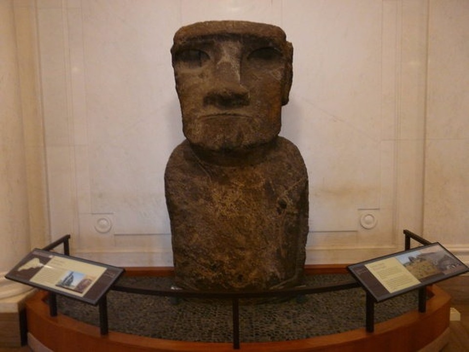 United States - Washington - statue from Easter island