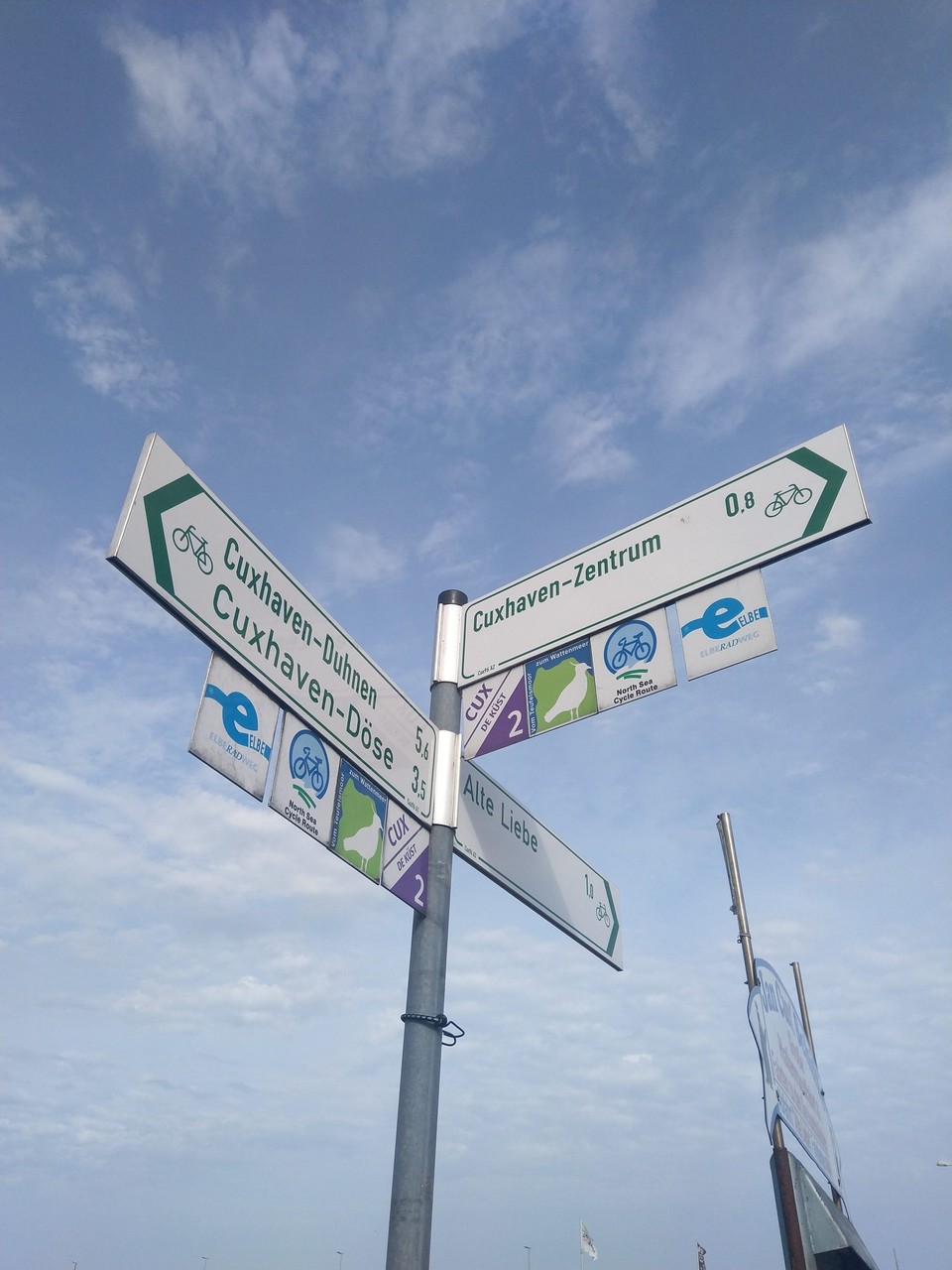 Deutschland - Cuxhaven - Das erste Mal Elberadweg-Schilder entdeckt Das e wird mich die nächsten drei Wochen leiten und begleiten.