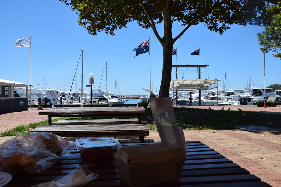 Australien - Port Stephens - Wohlverdientes Mittagessen am Hafen von Nelson Bay