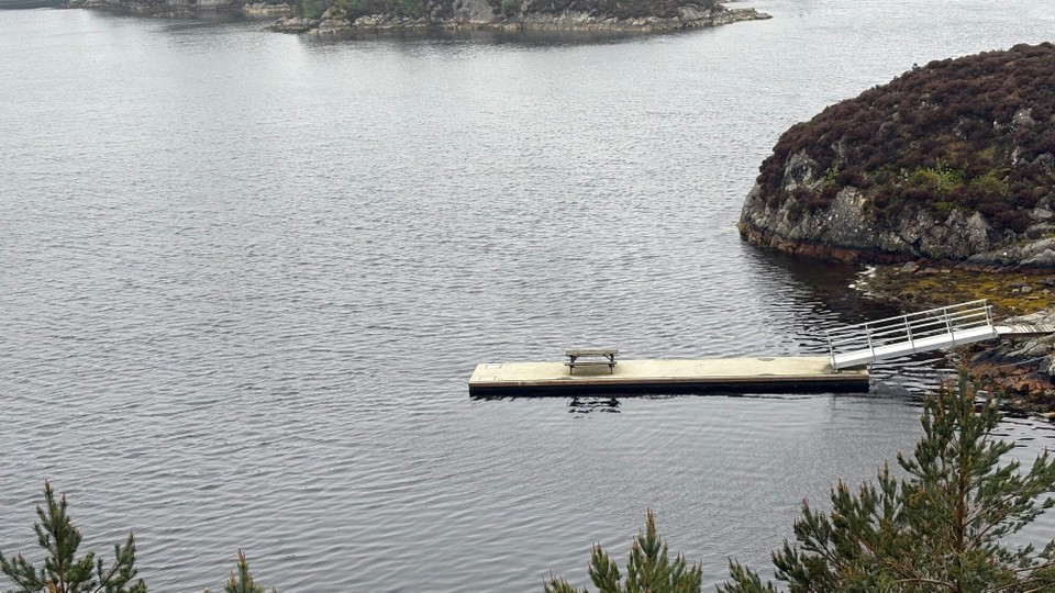 Norwegen - Svortland - und einem Picknicktisch auf einem Steg 