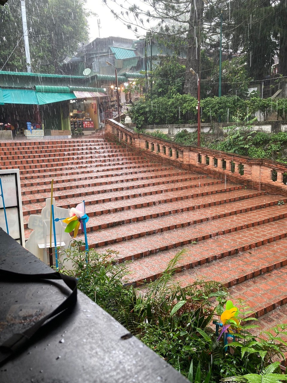 Thailand - Chiang Mai - Auch einen künstlichen Wasserfall können wir bei heftigem Regen für kurze Zeit bestaunen 🤩