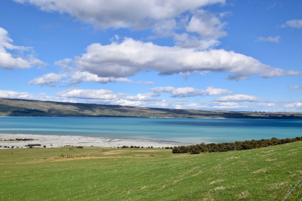 Neuseeland - Twizel - Links beginnt der Lake Pukaki, von der Sonne angestrahlt.