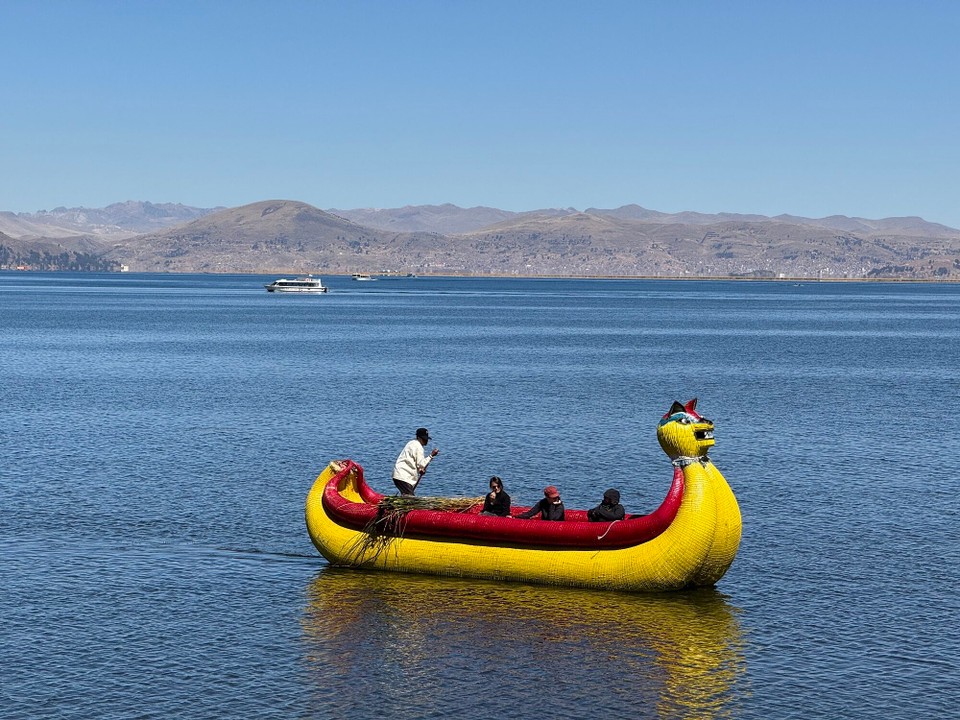 Peru - Puno - Das große Schiff heißt „Mercedes Benz“ und wird heute mit CocaCola Flachen ausgestopft.