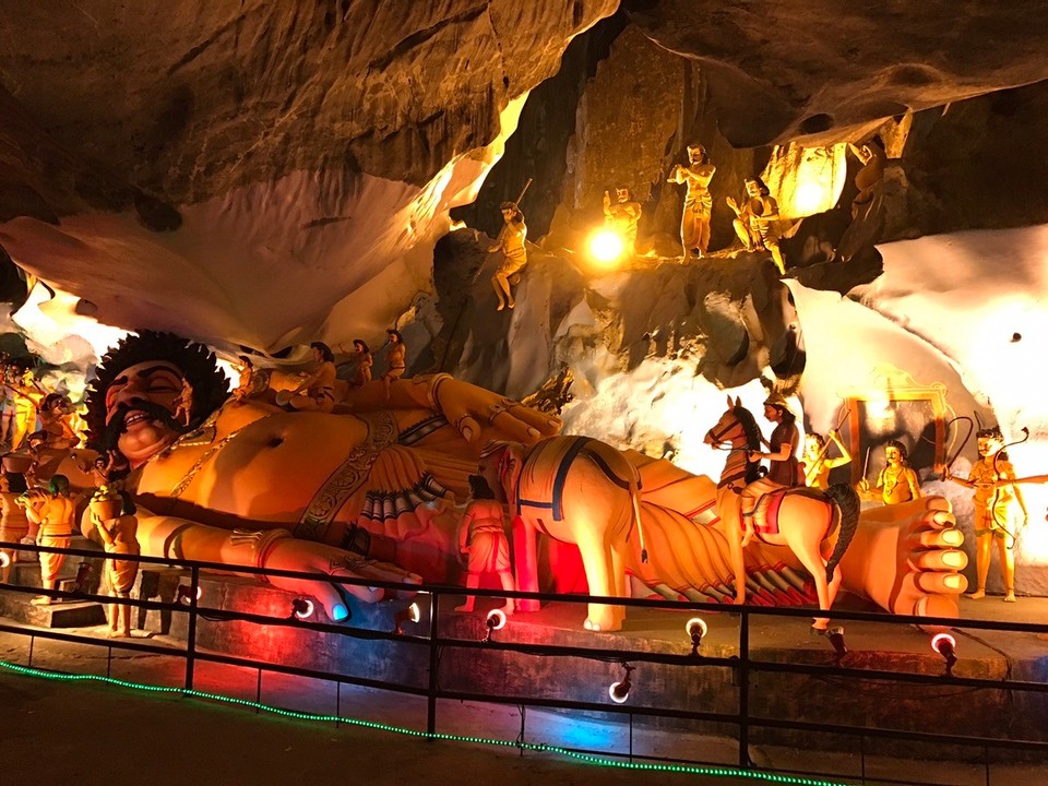 Malaysia -  - Das Innere der Höhlen etwas kitschig