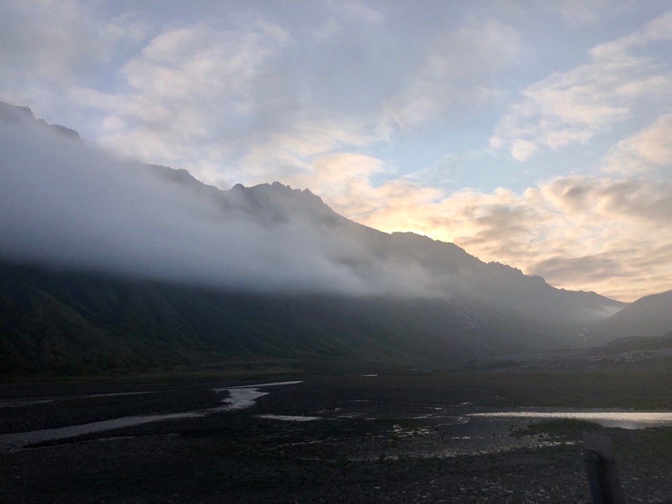 Island - Sveitarfélagið Hornafjörður - Schön dieses kleine Delta hier unten... Das ist ein kleiner Fluss namens Hvaldalsá. 