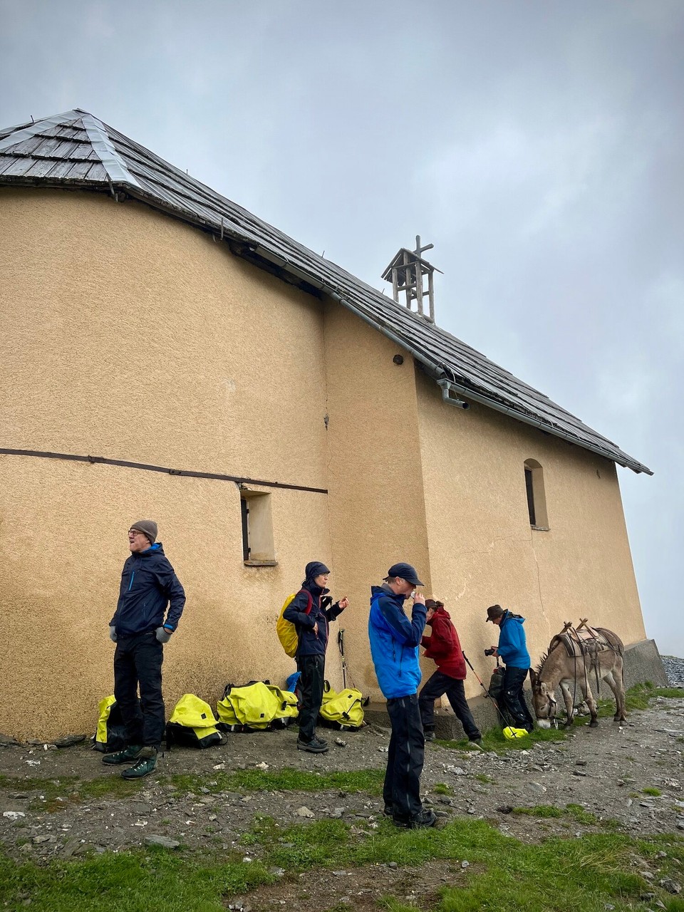 Frankreich - Saint-Véran - Stehlunch bei der ‚Chapelle de Clausis‘