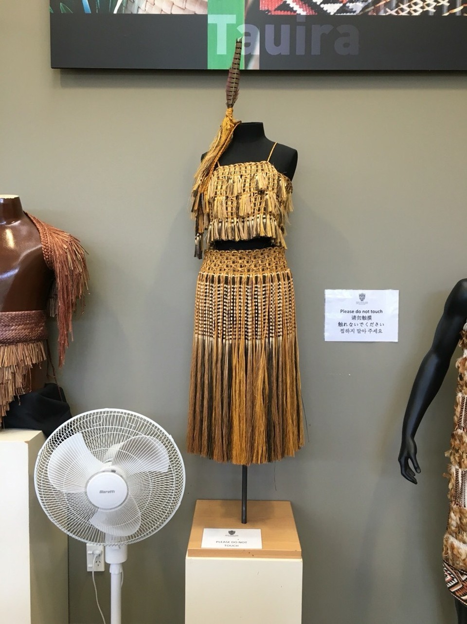 New Zealand - Rotorua - Das Te Puia unterstützt auch traditionelle Web und Schnitzkünste der Maori. Das Bild zeigt eines der Stücke die in der Schule von Te Puia hergestellt wurde. 