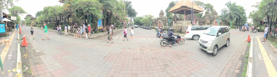 Indonesien - Gianyar - Die "Hauptstraße" in Ubud, hier finden sich zahlreiche Restaurants, Cafes und Bistros (balinesisch: Warung), Altäre und Tempel (aus denen für uns skurrile Musik ertönt) sowie Läden für Klamotten, Reisen/Ausflüge, Bücher und vieles mehr. 