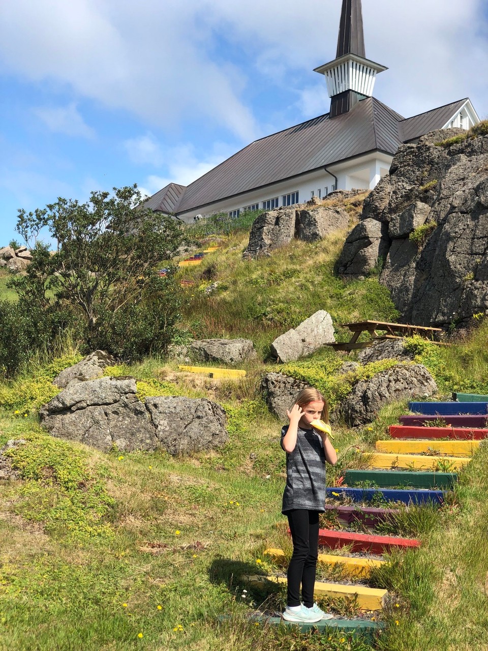 Island - Hólmavík - Erst einmal gibt es eine schöne, frische Banane. Gerade eben eingekauft.