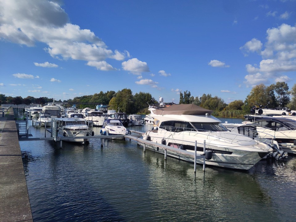 Deutschland - Berlin - Langsam nähern wir uns der große Stadt. Leicht zu erkennen an den pompösen Marinas und hübschen Vorort-Gegenden.