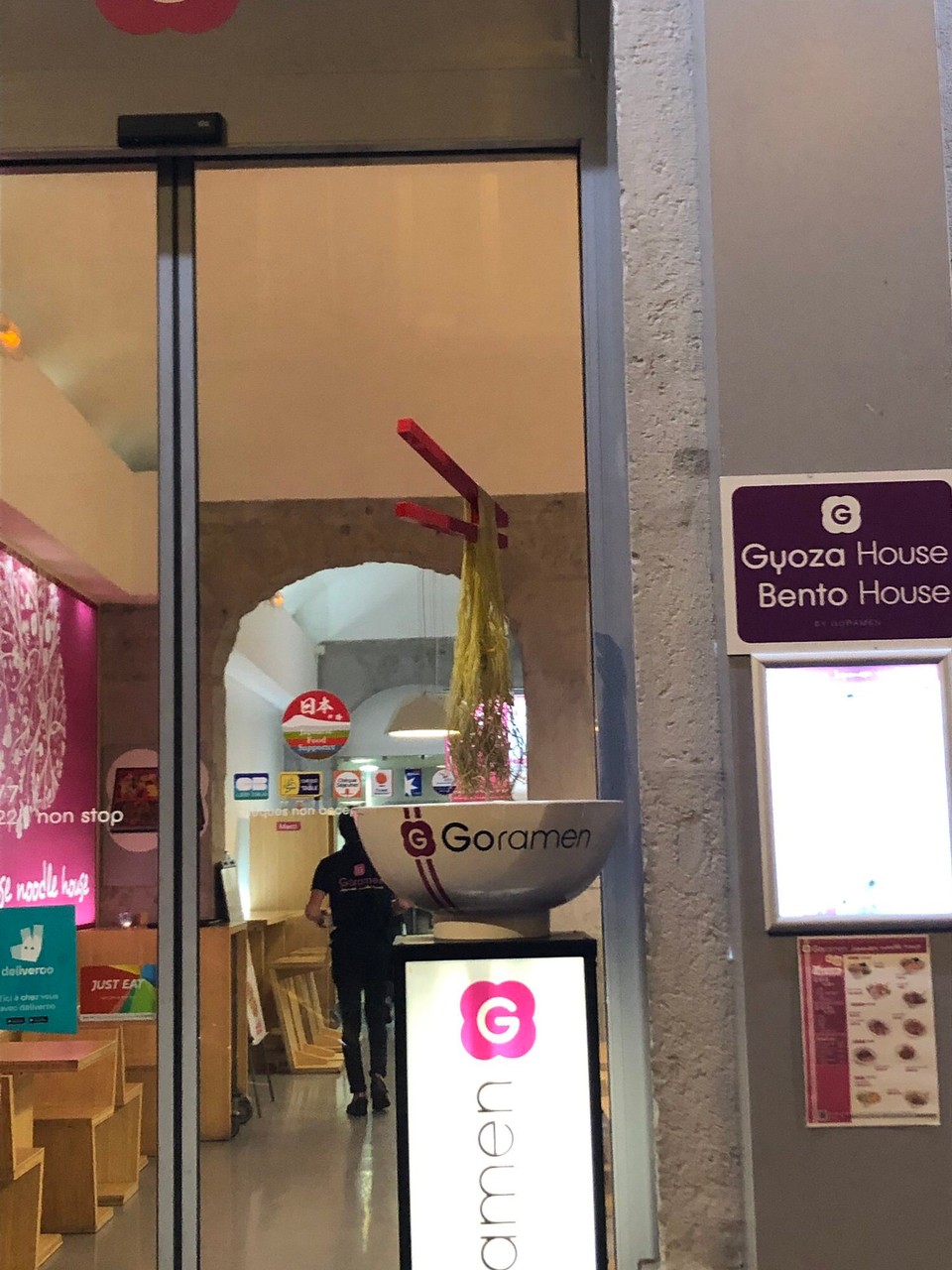 Frankreich - Lyon - hoch und runter fliegende Spaghetti