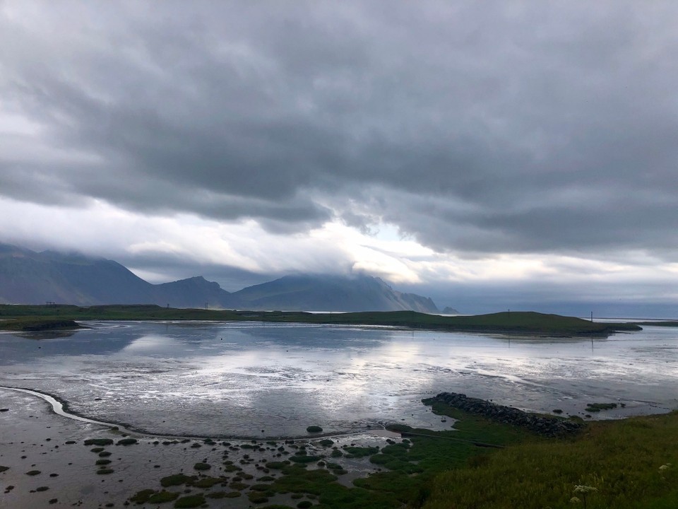 Island - Höfn - Man blickt vom Campingplatz direkt hinüber zum Vestrahorn.