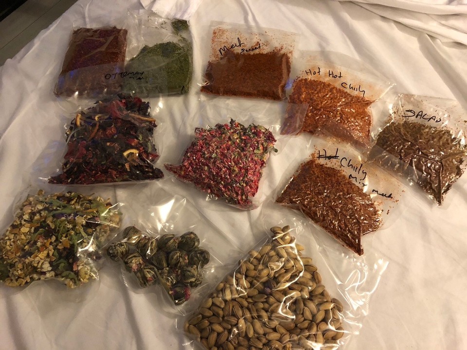 Türkei - Istanbul - Die Beute von den ganzen Märkten.
Hauptsächlich Gewürze und Tee.