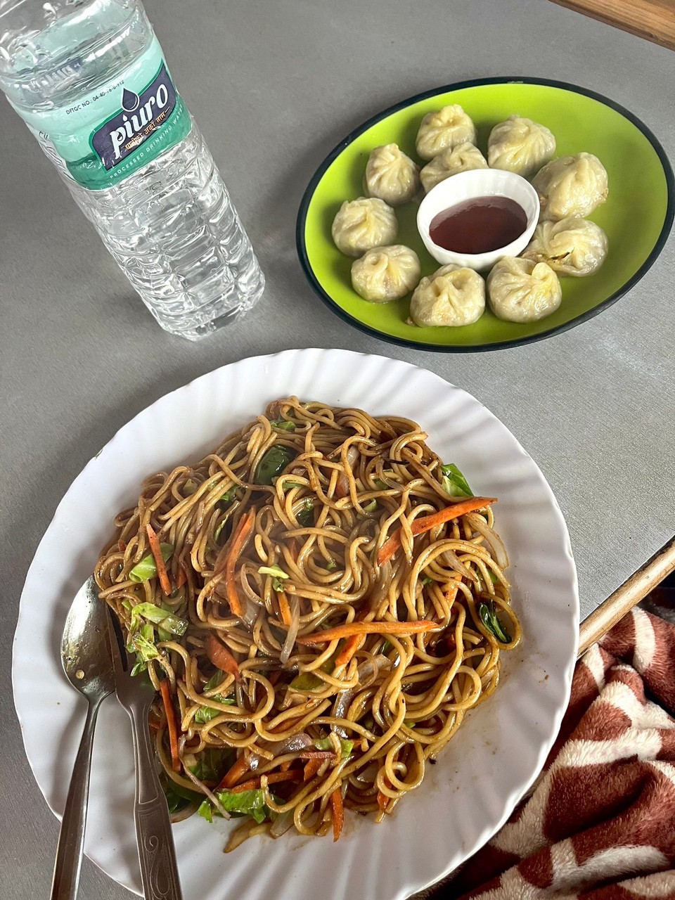 Nepal -  - Chowmein (gebratene Nudeln) und Momos 