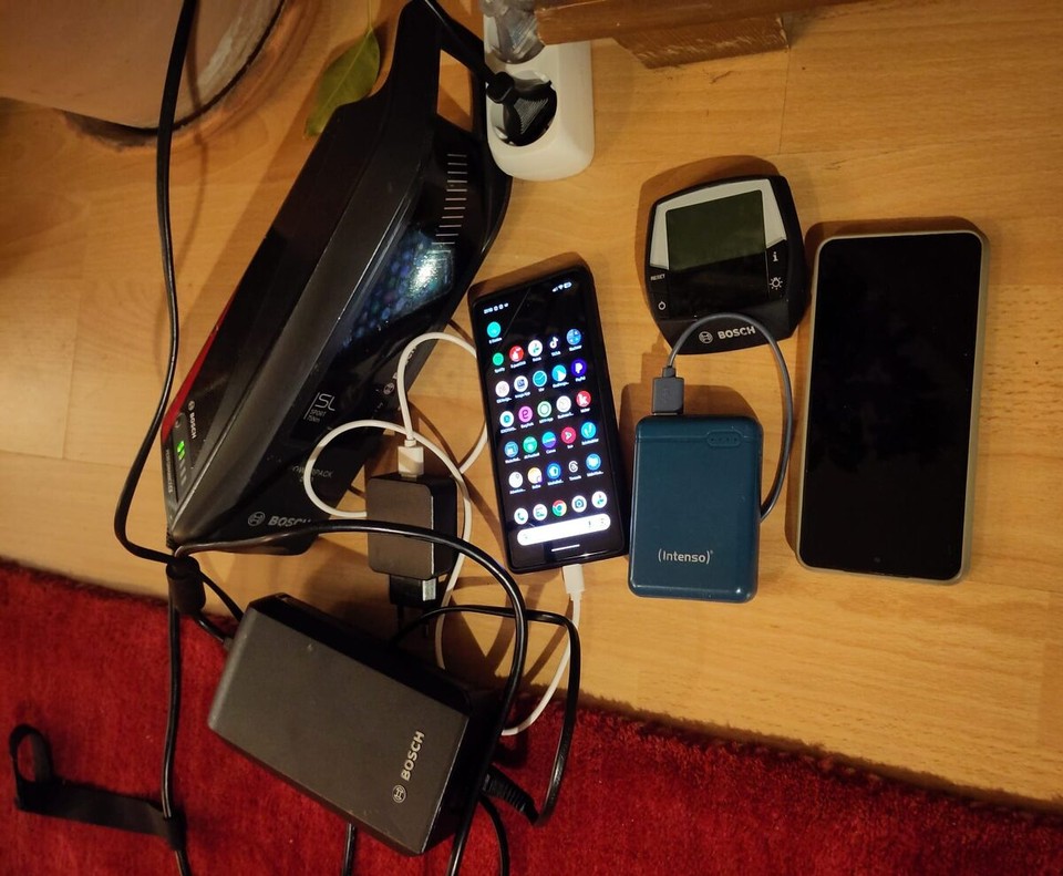 Deutschland - Berlin - An dieser Stelle ein kleiner Einschub: An der Technik muss ich noch feilen. Fahrradyakku, Navigations-Handy, Foto-Handy und Powerbank sollten immer aufgeladen sein. Zumeist waren alle am Abend leer und ich musste sie über Nacht mit furchtbar langsamen Ladegeräten wieder voll kriegen. Nicht perfekt.