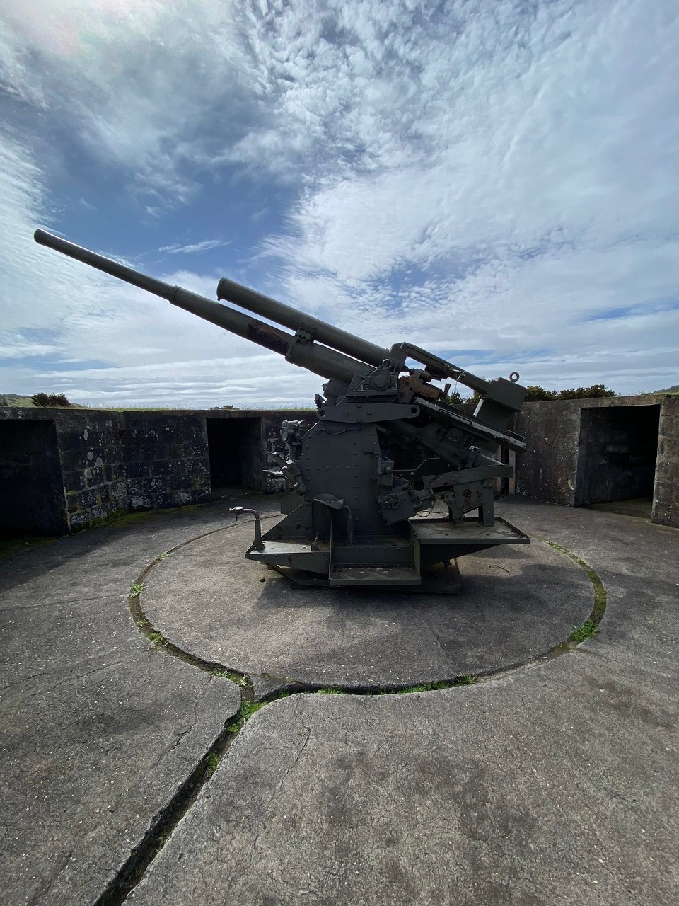Portugal - Praia da Vitória - Kanonen aus dem 2. Weltkrieg. Terceira war, aufgrund seiner Lage, ein wichtiger Stützpunkt der Alliierten 