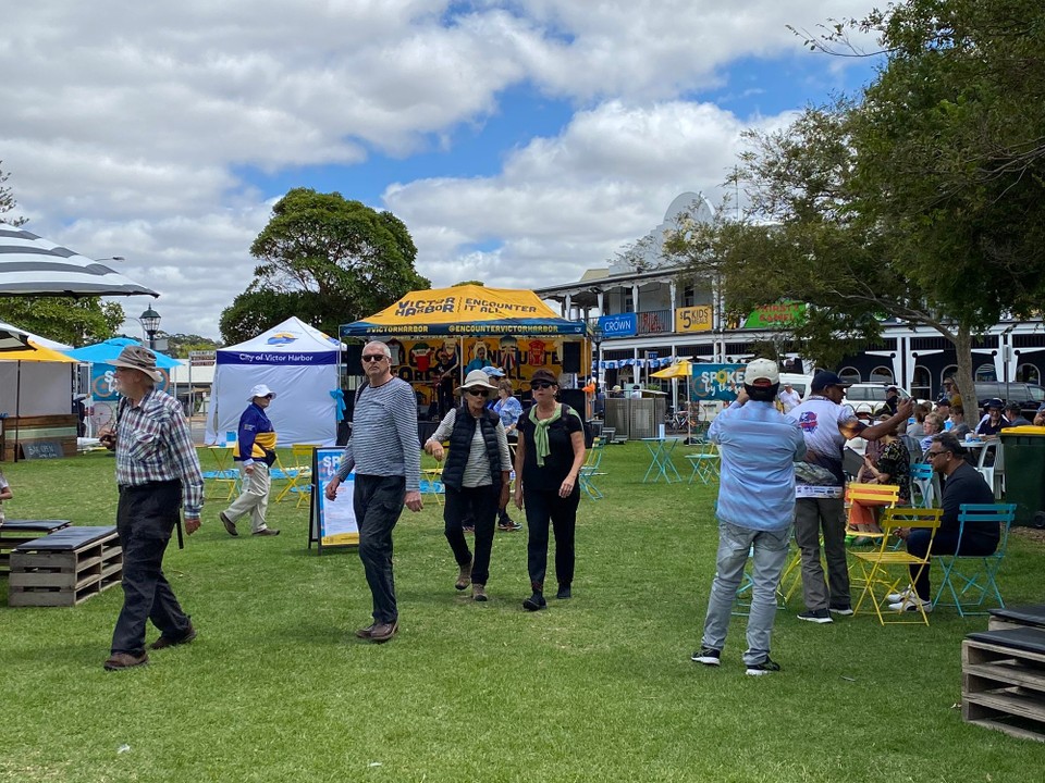 Australien - Waitpinga - Heute Morgen hatten wir vor die Stadt Victor Harbour und die umliegenden Strände zu besuchen. In der Stadt war ein grosser Volksauflauf wegen einem grossen Radrennen dessen Schlussetappe hier enden wird