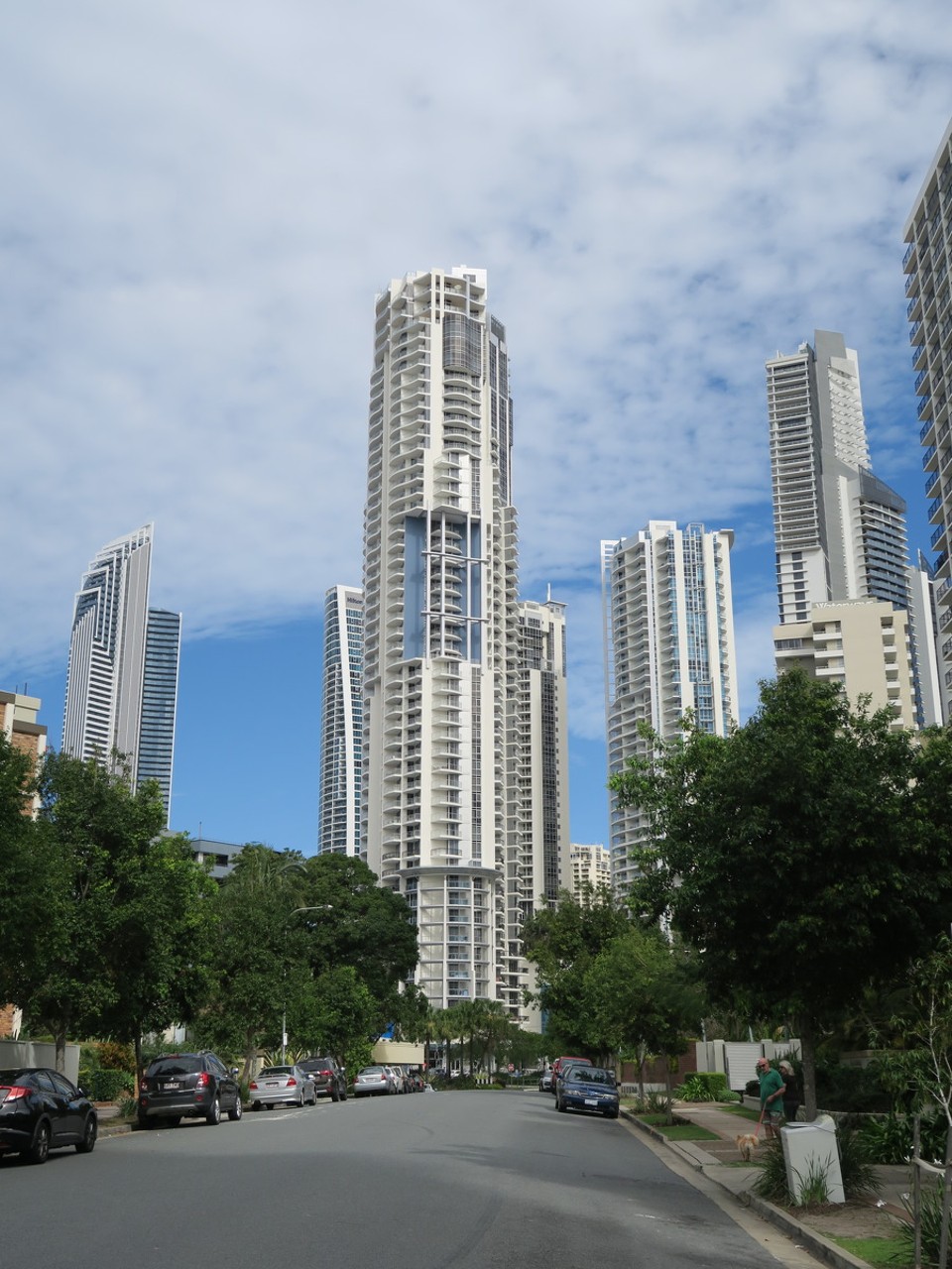 Australia - Surfers Paradise - La ville de Gold coast , immense marina avec des buildings en front de mer, très bétonné mais y a un certain style