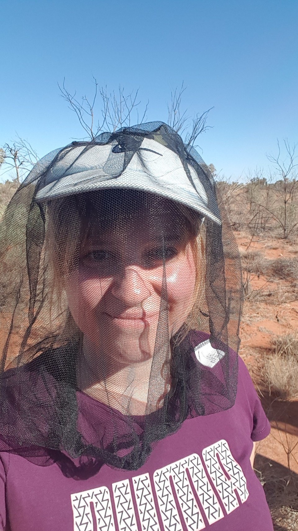 Australien - Petermann - Markenzeichen eines jeden Touristen: Das Fliegennetz.