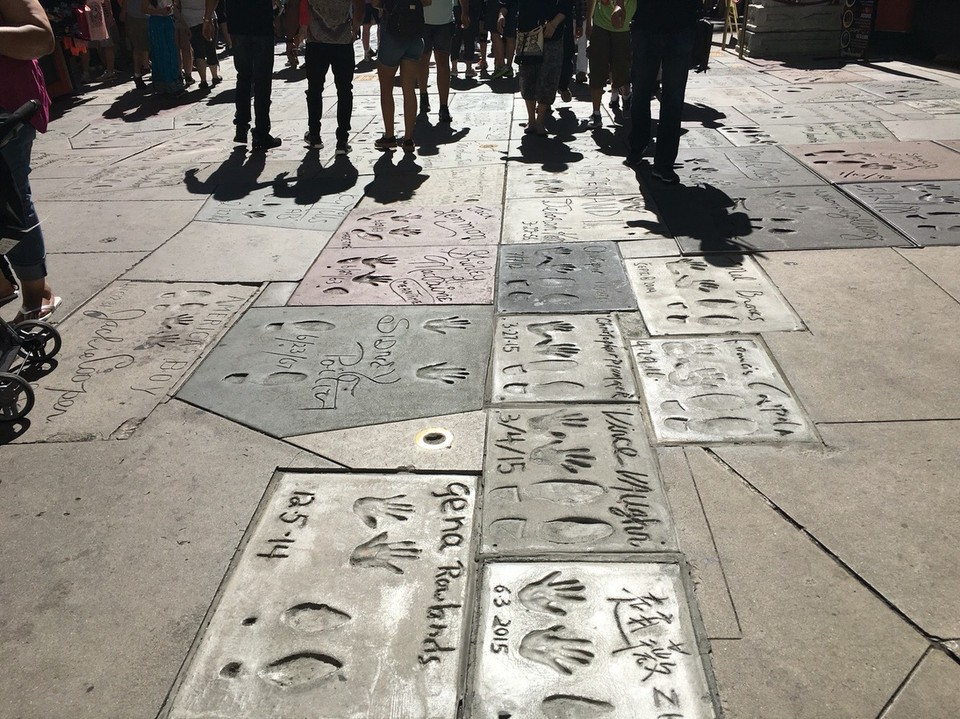 Vereinigte Staaten - Los Angeles - Und in Hollywood darf man die Abdrücke natürlich auch nicht vergessen (hier hat sich sogar Donald Duck verewigt.  