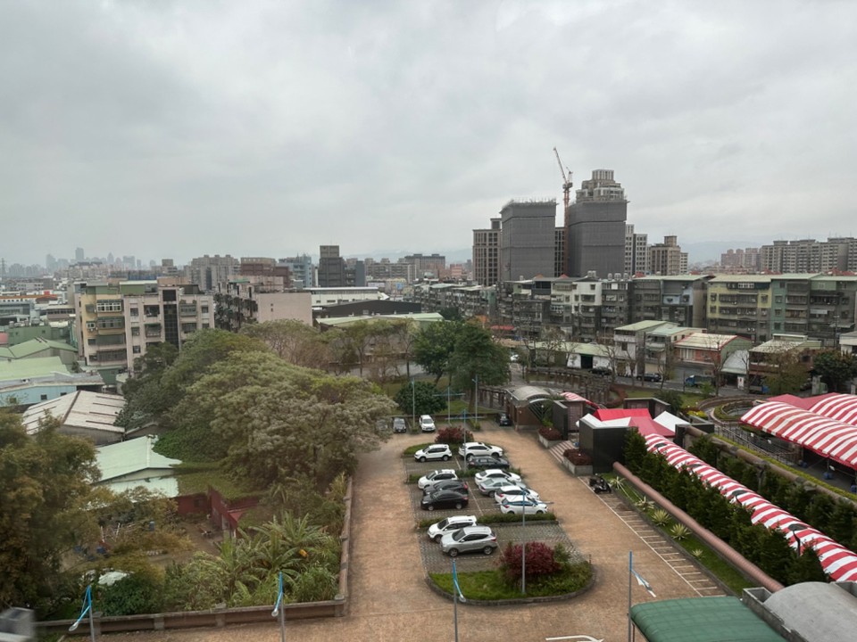 Taiwan - Taipei Main Station - und gehe mit der Flughafen Express Metro MRT ins Dorf. Meine Metrokarte von 2019 hat noch 32 NT$ Guthaben, ich lade 118 dazu 150 (ca. 4.50€) reicht für hin und zurück😎. Die 30km macht die Express in 29Min.