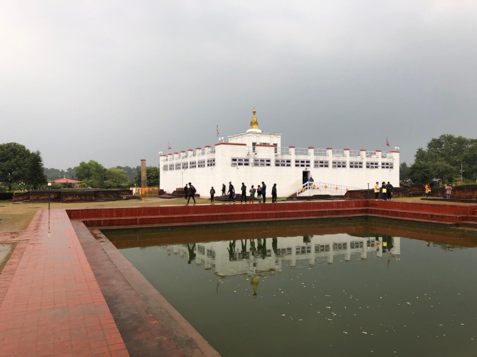 Nepal - Lumbini Sanskritik - An dem Punkt wo das Gebäude steht wurde Buddha geboren 