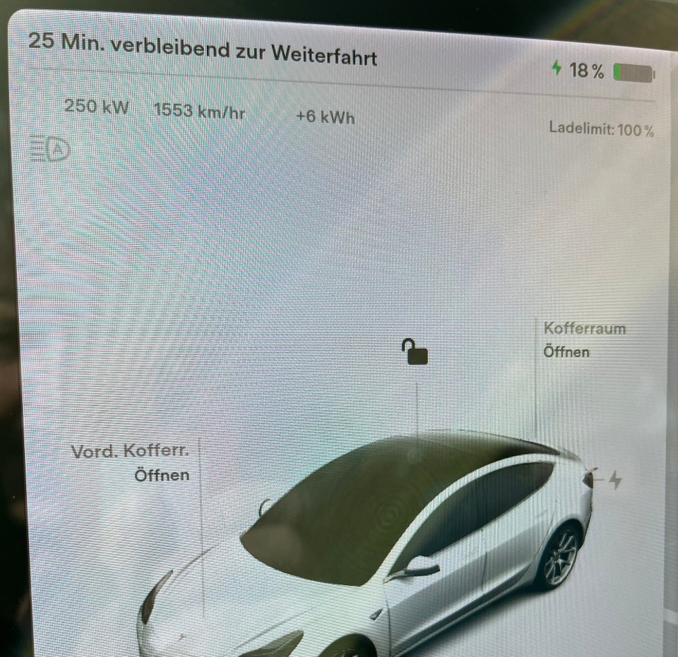 Schweden - Södertälje - Und jetzt für alle Insider:
Wir sind an einer Ladestation neuster Generation, V3, und laden mit bis zu 254kW, was von draussen gut zu hören ist - Kühlung. 