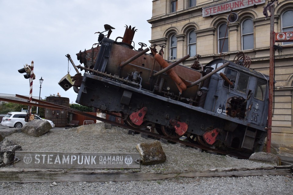 Neuseeland - Kyeburn - Ansonsten ist die Stadt auch als Hauptstadt des Steampunk bekannt.
Das ist ein Kunstgenre, das die Dampftechnik des 19 Jahrhunderts mit Science-Fiction mischt.