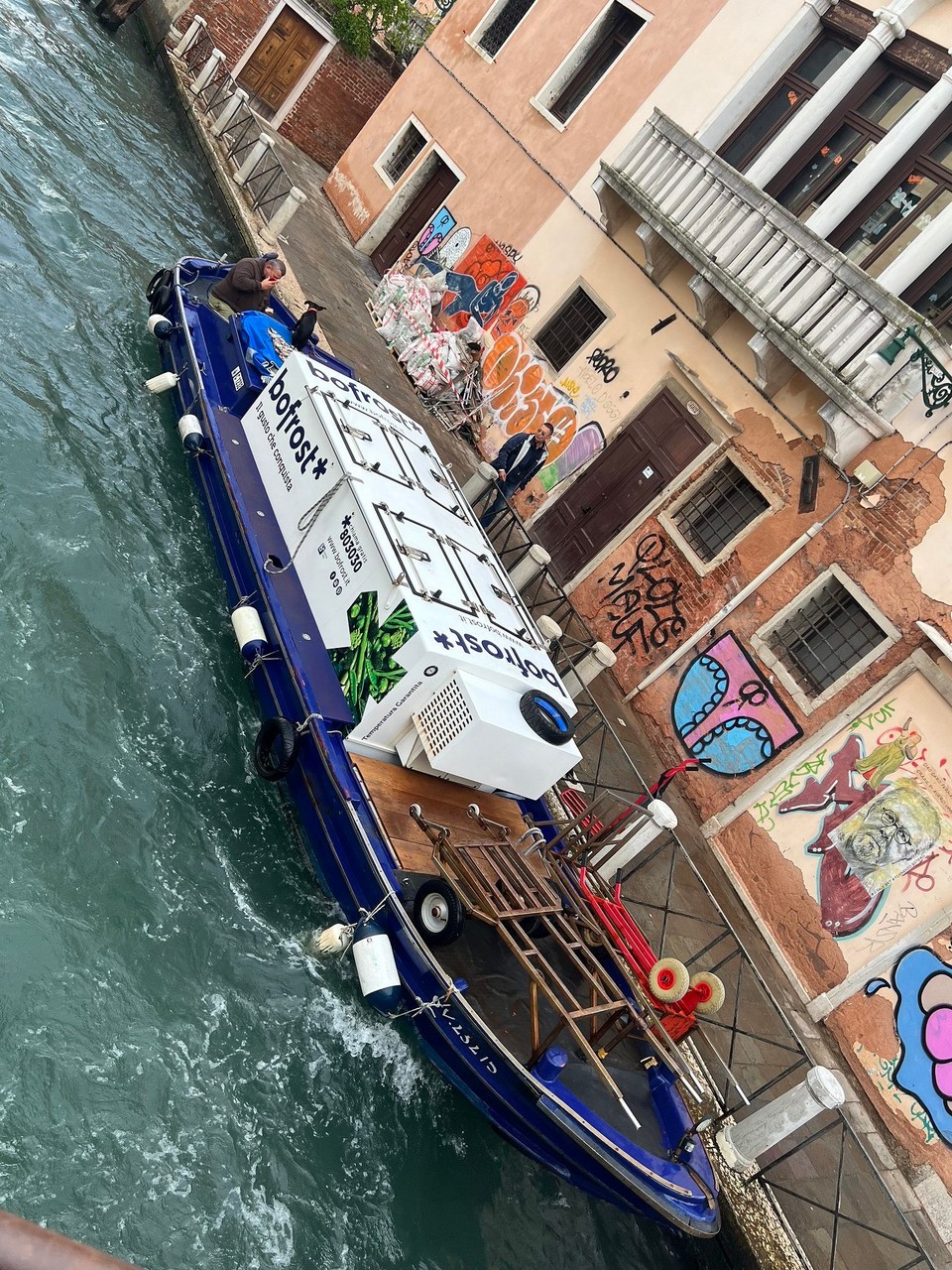 Italien - Venedig - Sogar Bofrost kommt hier mit dem Boot! 

Da die Stadt frei von Fahrrädern, Roller und Autos ist, müssen Alternativen her. 