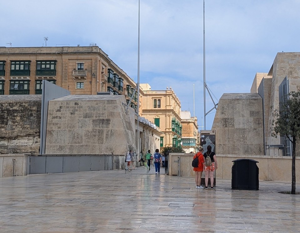 Malta - Valletta - Das Stadttor läd zum Schlendern durch die Altstadt ein.
