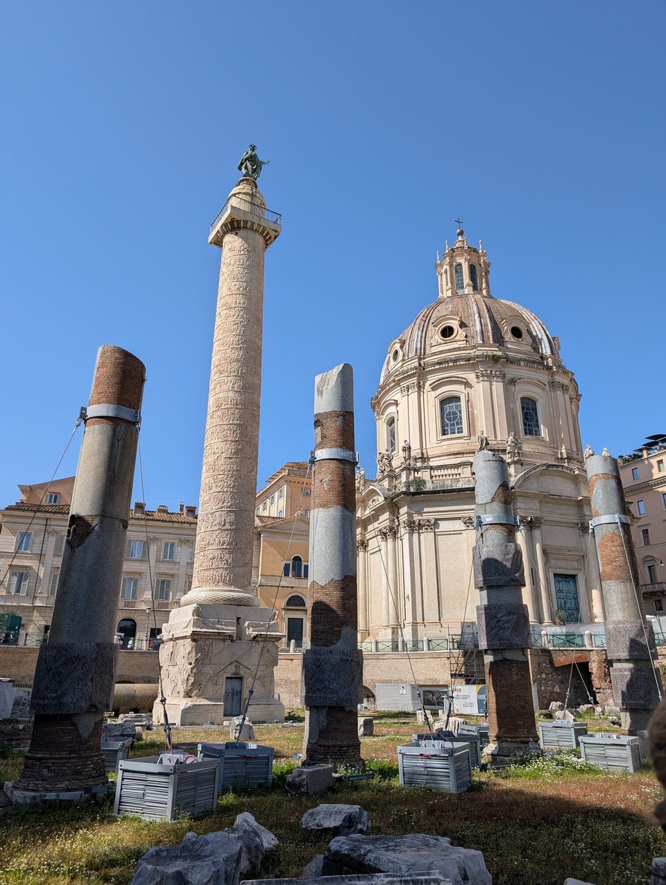 Italien - Rom - Überragt wird alles von der römischen Ehrensäule. 
