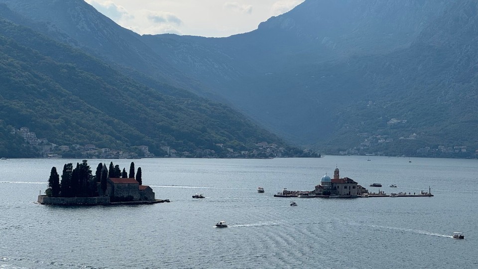 Montenegro - Kotor - Bekannt ist Perast durch die Insel Unserer Lieben Frau vom Felsen und der Insel St. Georg.