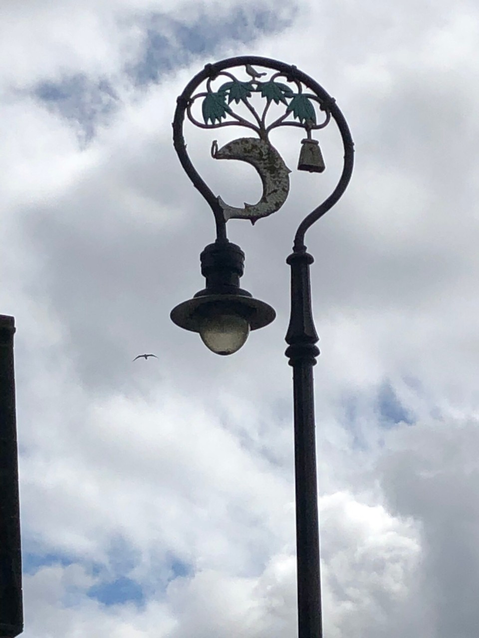 Vereinigtes Königreich - Glasgow - Symbole der Geschichte des St.Mungo in den Laternen