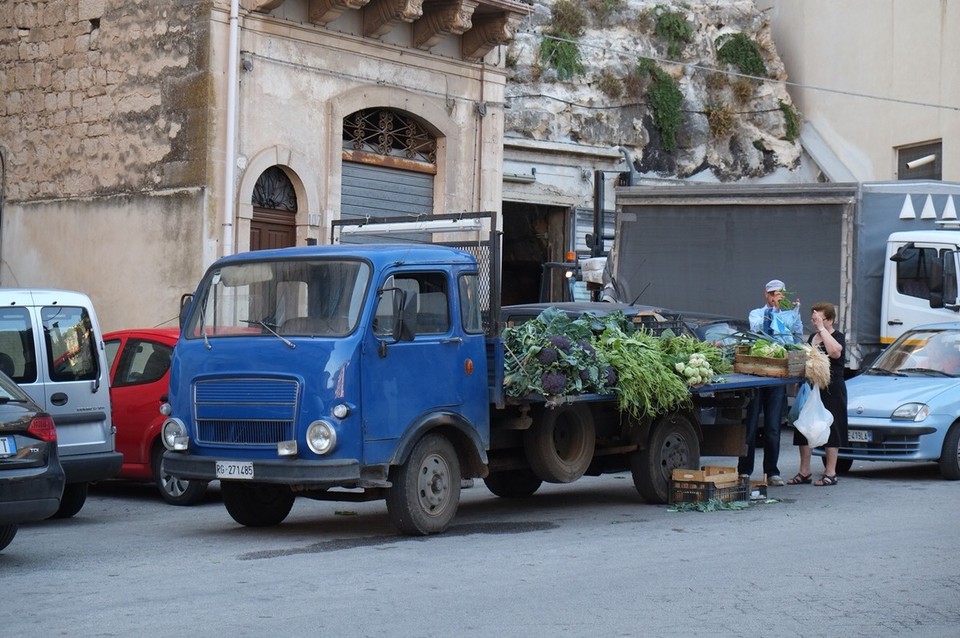 Italien - Modica - Bauern verkaufen oft ihr Gemüse und ihr Obst direkt vom Laster.