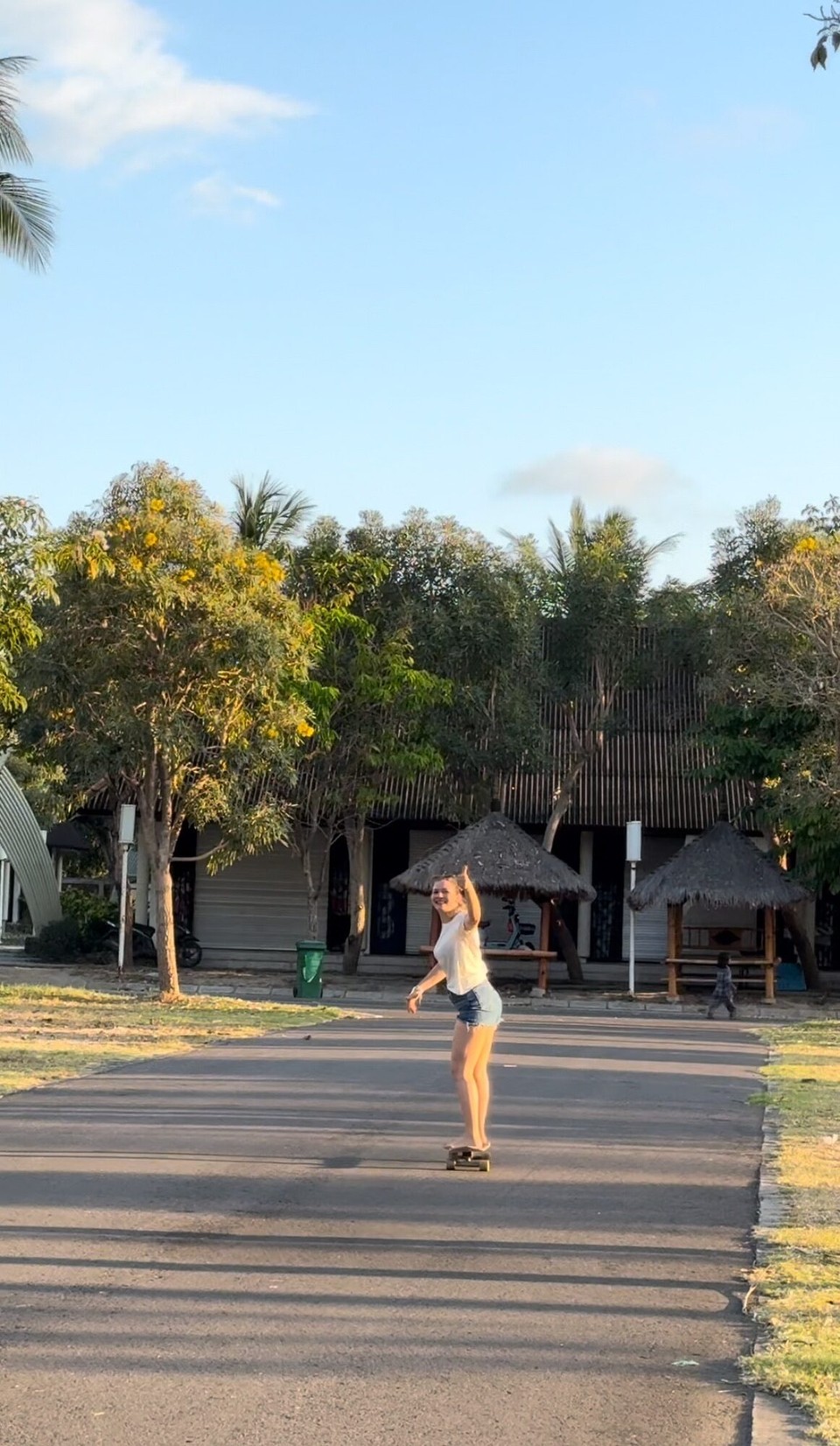 Indonesien - Kabupaten Lombok Tengah - Auch Surfskate macht Spass 😄