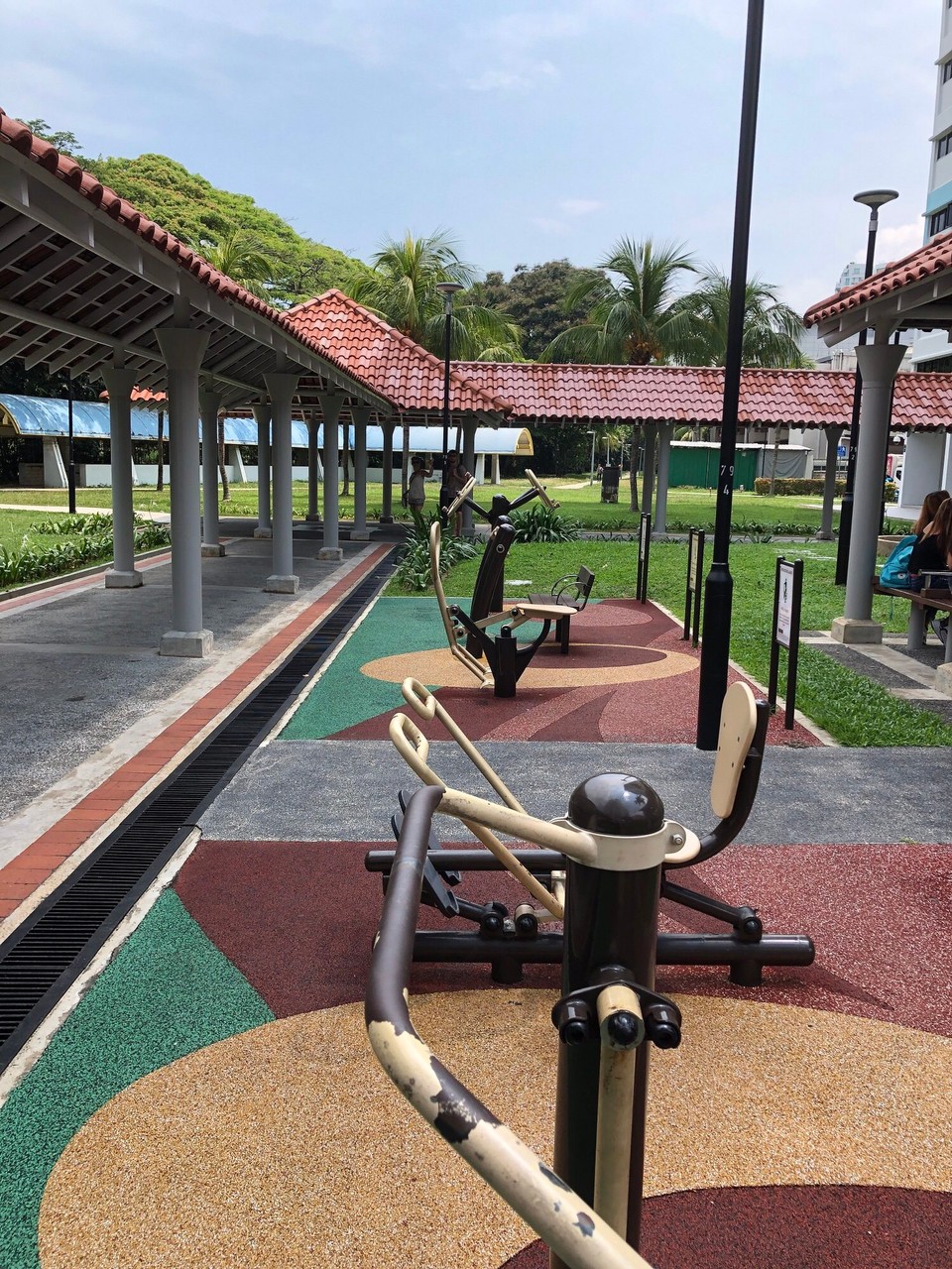 Singapur - Geylang - Jede Wohnanlage mit Sport- und Spielgeräten