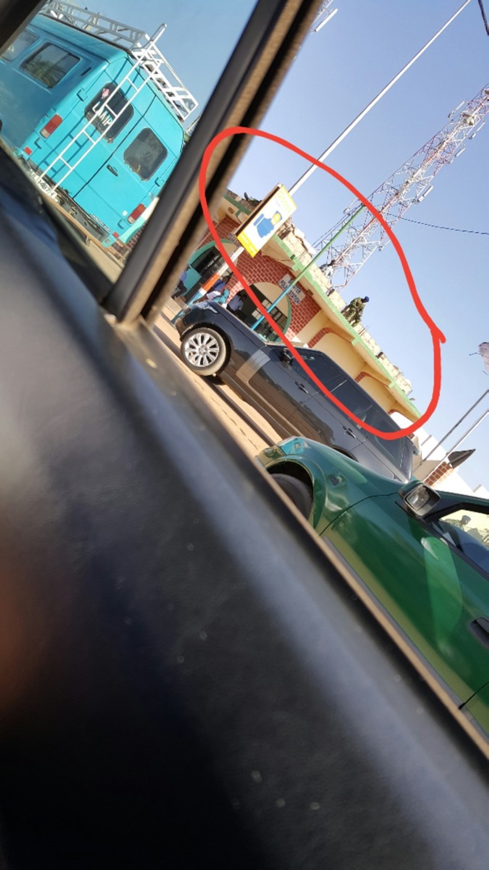 Gambia - Banjul - An wichtigen Knotenpunkten steht das Militär. Jedoch bemerkt man sie kaum. In regelmäßigen Abständen befinden sich Serurity points an denen die Autos kurz durchsucht werden. Die Befürchtung des Militärs ist es, dass der abgewählte Präsident sich mit Hilfe von paramilitärischen Verbänden doch noch an der Macht festklammert. Jegliche Konterfeis vom noch Präsidenten sind bereits durch die feiernden und befreiten Menschen in Gambia entfernt worden. 